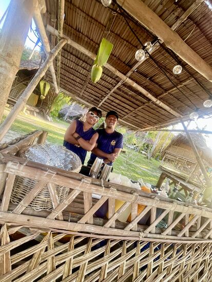 eine kleine Bar ist in jedem Camp und ab 18 Uhr gibt es den berühmt berüchtigten „Jungle Juice“