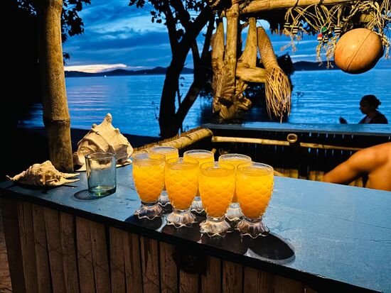 Jungle Juice bedeutet ein wenig Rum und frischer Saft hier ein Beispiel mit frischem Mangosaft