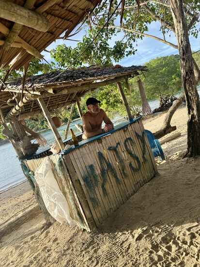 und in jedem Camp gibt es eine kleine Bar für den 18 Uhr Sunset Jungle Juice