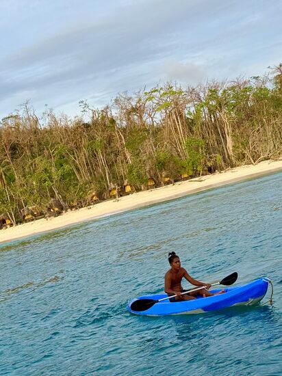 schon von weitem erkennt man die lustigen Tukan-Hütten.
mit dem Kajak wird alles was notwendig ist vom Boot in das Camp geschippert. Die Bar, die Drybags, die Lebensmittel für das Abendessen…….