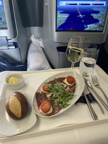 Ein leckeres Essen, guter Wein und ein sehr aufmersamer, freundlicher Service und schon landen wir nach 12 Stunden Flugzeit in Bogota.