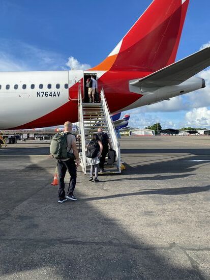 auf geht es nach Cartagena! Die alte Hafenstadt Kolumbiens an der karibischen Küste! Der Flug mit Avianca war ok, obwohl man noch nicht einmal ein Wasser bekommen hat naja eine Stunde Flugzeit. Aber man ist von gefühlten 8 Grad in Bogota plötzlich bei 31 Grad Karibik