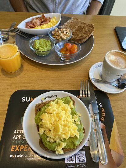 Guten Morgen Ushuaia,
 erstmal Kaffee und den traumhaften Blick genießen 
Mit frühstücken wird das dann doch nichts. Wir haben im gesamten Viertel keinen Strom Erinnert uns an Kolumbien. Naja, wir gehen in ein kleines Café und bekommen nach endloser Warterei ( Dienstleistung und Argentinien sind keine gute Kombi) unser wirklich leckeres Frühstück. Danach probieren wir Geld zu wechseln. In Argentinien schwankt  durch jahrelanger instabiler Wirtschaft der Kurs von Tag zu Tag enorm. Bedeutet: man kann mit Zahlung per Kreditkarte mehr als das Doppelte bezahlen. Die kleine Wechselstube ( eine altes, abgewohntes Hotel in einer kleinen Seitenstraße) erweist sich zumindest mit Tausch von Euros als vorteilhaft! US Dollar dagegen nicht. Da wir noch etwas in Argentinien sind entscheiden wir uns am morgigen Tag zu Western Union zu gehen und uns Geld auszahlen zu lassen. Der Kurs ist definitiv der Beste ( zB Abendessen mit Kreditkarte 120€, Cash über Western Union 66€. ).also lohnt sich, denn man muss im schlimmsten Fall ewig anstehen. Das haben wir ja schon in El Calafate zu spüren bekommen 
So jetzt aber los auf das Boot …
