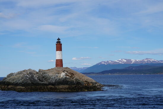 Endlich ist er zu sehen:  Der Leuchtturm „San Juan de Salvamento“ 
Der Leuchtturm am Ende der Welt auf der Isla de los Estados.Es ist der älteste Leuchtturm Argentiniens und der erste der im südlichen Gewässer gebaut wurde. Jules Verne, der französische Schriftsteller (u.a. In 80 Tagen um die Welt) gab ihm durch seinen Roman ,“ Der Leuchtturm am Ende der Welt“Ruhm und seinen Namen.