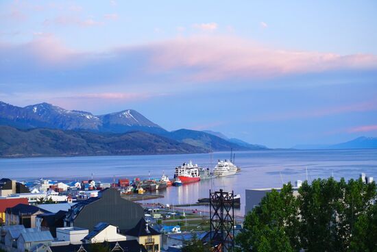 Mit einem wunderschönen Sonnenuntergang verabschieden wir uns von diesem schönen Tag und auch unserem letzen Tag in Ushuaia. Sehr schön und ereignisreich war es. Morgen fliegen wir dann sehr früh über Buenos Aires nach Iguazu um die atemberaubenden größten Wasserfälle zu besuchen. Aber davon dann morgen mehr.