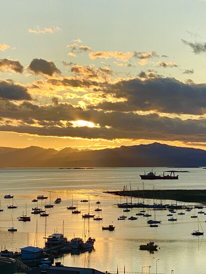 Guten Morgen Ushuaia,
 ein wunderschöner Sonnenaufgang macht uns den Abschied vom Ende der Welt und vom südlichsten Teil des südamerikanischen Kontinents, nicht einfach. Aber wir wollen ja noch die Iguazu Fälle sehen und erleben. Und deshalb geht es heute mit