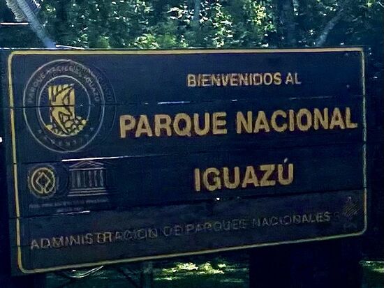 Nach dem Frühstück geht es dann los in den Nationalpark Iguazu. Iguazu bedeutet in der einheimischen Sprache der Guarai „großes Wasser“ ja und das mit recht! Soviel Wassermengen auf einmal die sich dort herunterstürzen :- Die Iguazu Wasserfälle sind breiter als die Viktoriafälle im östlichen Afrika und höher als die Niagarafälle in Kanada
Die Iguazu Fälle bestehen aus ca 280 Fällen im Fluss Iguazu.Der Fluẞ stürzt auf einer Breite von 2,7 km in einzelnen Abschnitten ca 64 m in die Tiefe.. Viele Wasserfälle fallen in Stufen herab, der längste ununterbrochene Wasserfall ist 82 Meter lang. Der gigantischste und auch Hauptwasserfall ist der „Garganta del Diablo“ Pro Sekunde stürzen je nach Saison ca 1500-7000m3 Wasser die Fälle hinab..
Die Enstehung der Fälle ist wohl vulkanischer Natur durch vielerlei Erosionen enstanden.