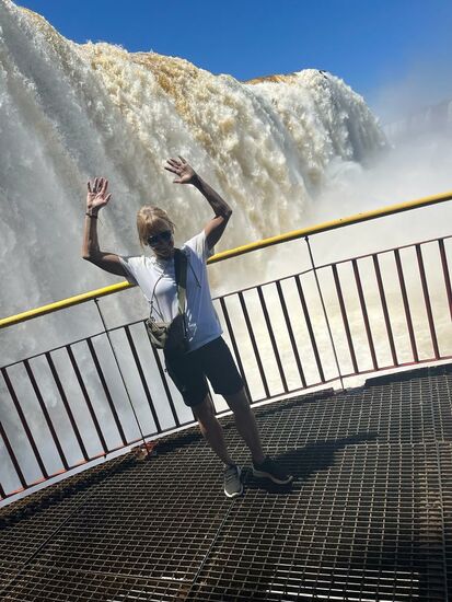 Der gigantische „Garganta del Diablo“ ist leider durch viel zu viel Wasser dieses Jahr nicht zugänglich! Der Weg wurde komplett überspült und man teilte uns mit das es ca  ein Jahr dauern wird , bis dieser wieder fertiggestellt  wird. Aber dennoch egal an welchem der Fälle man ist, unglaubliche Mengen Wasser stürzen da herunter! Man kommt auf der brasilianischen Seite direkt bis zur Kante und kann das Spektakel bewundern