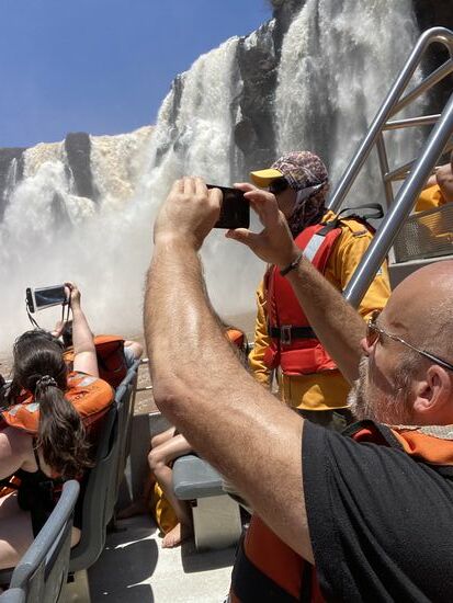 nun ja, ist halt ein Touriprogramm und man wird richtig naẞ Aber man sieht die fantastischen großen Fälle auch mal von unten und hat mal eine andere Perspektive.