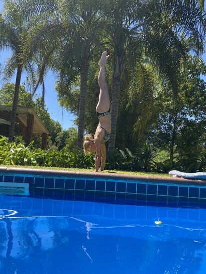 Zum Abschluẞ von Iguazu kühlen wir uns etwas im Pool ab, machen noch mal den legendären Handstand  und morgen dann unser letzter Stop Buenos Aires. Leider nur kurz , aber mal schauen was wir noch so berichten können.