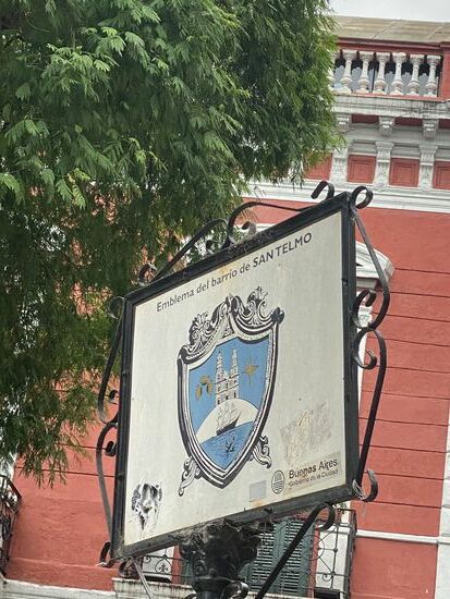 Da wir nur eine Nacht und einen Tag in Buenos Aires sind entscheiden wir uns für San Telmo. Das kleine Künstlerviertel mit süßen kleinen bemalten Häusern die von meist Bougainvillea-Sträuchern bewachsen sind.
Und wir haben Glück das wir Samstag und Sonntag da sind , denn dann ist Trödelmarkt. Viele kitschige, lustige Sachen…… und dann natürlich wird zwischen all den Marktständen überall Tango getanzt! Meist sind es Tanzschulen, aber auch ältere Paare die sich leichtfüßig der Musik hingeben. Super schön mitanzusehen. Wir schlendern und genießen und saugen diese fantastische Atmosphäre auf. 
Unten ein paar Bilder von San Telmo. Auch unsere Sargani Loft Unterkunft mit einer der zahlreichen riesengroßen alten Türen die man hier in jedem Stadthaus sieht.