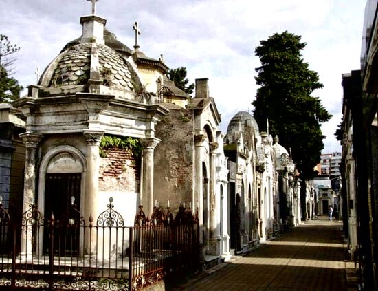 Alles von Buenos Aires schafft man mit einem Tag nicht. Aber wir beide kennen die Stadt auch schon ein bisschen! Die Stadt hat ca 15 Millionen Einwohner und ist die drittgrößte Stadt Südamerikas. Sie hat zahlreiche Stadtteile und nicht alle sind interessant. Da wir in San Telmo wohnen und auch schon erkundet haben, entscheiden wir uns für La Recoletta. Ein wohlhabender Stadtteil , schöne und sehr gute Restaurants aber halt auch den weltbekannten Friedhof ! Man sagt er wäre der schönste der Welt naja schön würde ich einen Friedhof jetzt nicht bezeichnen, aber ja er ist mit seinen großen, opulenten Mausoleen sehr besonders. Vor allem weil dort nur das Sterbedatum und nicht das Geburtsdatum vermerkt ist.
Viele reiche als auch einige bekannte Menschen, Präsidenten, Schauspieler haben hier ihre Mausoleum.
Sehr bekannt natürlich das von Evita Peron.
Schauspielerin, Radiomoderatorin und dann auch später die First Lady vom Präsidenten. Sie gilt heute noch als Nationalheldin. Sie unterstützte die Arbeiterschicht mit Hilfe der Politik ihres Mannes, setzte sich für Arme und Hilfsbedürftige ein. Sie wurde von den Armen verehrt und den reichen verhaẞt. 
Mit nur 33 Jahren verstarb sie sehr früh an Krebs.
Jeder kennt wohl das bekannte Lied „ Don‘t cry for me Argentina“ das einst für das Musical „Evita „geschrieben wurde.
Gerne wird der Friedhof La Recoletta auch als Friedhof der Kuscheltiere tituliert, denn man sieht gerade abends sehr viele Streunerkatzen die von einheimischen dort gefüttert werden.