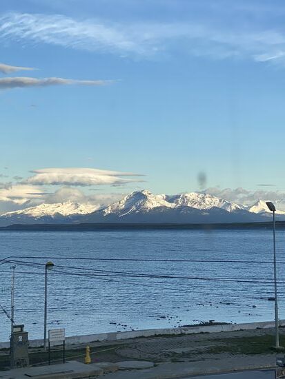 Puerto Natales empfängt uns sonnig, aber sehr stürmisch.Unser Hotel Eberhardt ist alt, renovierungsbedürftig aber warm und super gelegen. Ein einzigartiger Blick auf den Fjörd und die dahinterliegenden ,schneebedeckten Berge.