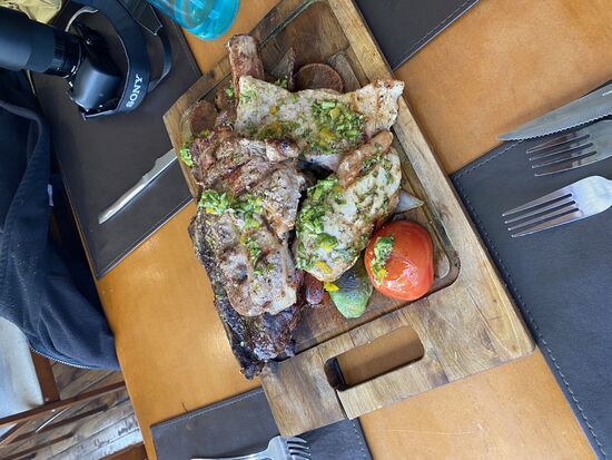 So jetzt erstmal was essen! Wir entscheiden uns für ein kleines parilla Restaurant und bestellen uns eine Grillplatte mit einem riesen Tomahawk Steak und sonstigen Leckereien …wir wissen ja nicht wann es wieder was leckeres zu essen gibt
Dana h gehen wir zu unserem Briefing für den 6 tägigen W- Trek im Torres del Paine.Wir erfahren im Grunde nichts Neues aber erhalten noch ein Willkommenspaket mit einigen kleinen Dingen die man gut gebrauchen kann.