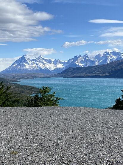 Nach einem kleinen Frühstück und einer Dusche ( denn ab heute ist ja Camping angesagt) fahren wir um 0900 Uhr los nach Torres del Paine. Die ersten KM durch die Pampa und dann ein unglaublicher Blick. Kristallgrüner See und schneebedeckte Berge.Eine unglaubliche Landschaft die uns total beeindruckt. Wir fahren nun Richtung Podeto Pier. (Anleger vom Katamaran wo die Trekkingtour am Montag enden wird). Dort wird unser Auto geparkt denn wir wollen am Ende der Trekkingtour direkt nach El Calafate fahren! Jetzt stellt sich nur noch die Frage: Wie kommen wir nun zum Startpunkt (Laguna Amarga)??? Vom angeblichen Shuttlebus keine Spur wir fragen uns durch und eventuell nimmt uns ja jemand von den Durchreisenden mit. Aber weit gefehlt! Ein Busfahrer bietet uns an, uns und 2 weiteren Backpackern, für ca 15€ zur Laguna Amarga zu bringen!