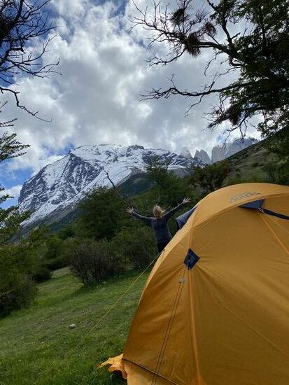 Endlich angekommen  Wir sind begeistert ! Ein netter Chilene zeigt uns unser Zelt am Ende des Platzes. Romantisch mit Blick auf die drei Zinnen des Torres del Paine.Einfach herrlich.Eingerichtet mit Schlafsack und einem Bierchen feiern wir unseren ersten Tag im Zelt 
Abendessen am achter Tisch wie in der Jugendherberge…war ganz lecker. Wir unterhalten uns sehr nett mit einem italienischen Pärchen.
Jetzt liegen wir im Zelt, hören den Vögelchen zu, dem kleinen rauschenden Bach und schauen auf die drei Zinnen. Es ist traumhaft schön. Es dämmert und uns fallen langsam die Augen zu. Der Wecker steht auf 0500 Uhr denn morgen geht es zum Base Torres, Aufstieg ca 1000m und die Strecke ist 13 km lang.