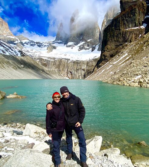 wir erreichen den Mirador Base Torres und uns entschädigt ein wahnsinniger Blick auf den kristallgrün-blauen Bergsee mit den drei Zinnes des Torres Wir sind total geflasht und können diese Schönheit der Natur nicht fassen.Wir sitzen da und staunen und genießen.Jetzt erstmal Fotoshootings, das gehört dazu! Bei diesem tollen Wetter nach dieser schlimmen Nacht, wer hätte es gedacht.
Aber jetzt mal wieder runterkommen…im wahrsten Sinne des Wortes. Denn das wird nicht lustig. 3,5 Std stetig bergab im Geröll, Matsch und unwegsamen Gelände! Uns tut einfach alles weh