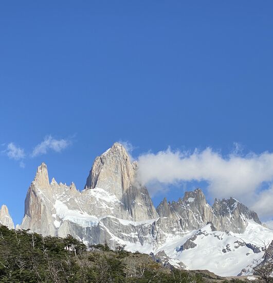 ein wahnsinniger Anblick !! Der Fitz Roy!
Benannt nach dem Kaptän des Forschungschiffes HMS Beagle mit dem Charles Darwin 5 Jahre um die Welt reiste. In der Sprache der Ureinwohner , heisst er wegen der Wolken am Gipfel  „ Chaltèn“ , der „Rauchende“.
Das kleine, erst 1985 erbaute, Örtchen wurde danach benannt. Die Häuser , meist aus Containern erbaut sind einfach aber liebevoll zurechtgemacht. So auch unser kleines Hotel.
Wir erkunden etwas dieses Containerdörfchen mit seinem atemberaubenden Blick und leihen uns schließlich ein paar Stöcke! Die Erfahrungen im Torres del Paine haben uns doch gezeigt , das es wesentlich entspannter ist mit Stöcken zu wandern. Wir essen lecker zu Abend, dann geht es zurück in‘s Hotel denn morgen steht ja die 22km Tour zum Fitz Roy an.