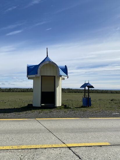 Heute geht es dann wieder zurück nach Puerto Natales für eine Zwischenübernachtung um dann weiter nach Punta Arenas zu fahren. Dort ist dann Autorückgabe. Wir packen unsere Sachen und nach einem Frühstück geht es dann auf die Straße. Heute steht dann wieder ein Grenzübergang auf dem Plan und wir nehmen uns vor den Grenzbeamten diesmal nicht zu ärgern Wir checken aus, erhaschen noch einen Blick auf den Fitz R…. aber wo ist er denn??? Komplett in den Wolken ! Was hatten wir doch gestern für ein unglaubliches Glück. Jetzt sind wir  zurück, on the road again und fahren die „Ruta 40“ Richtung Puerto Natales. Unterwegs sehen wir dann unsere typischen Wegbegleiter, Guanacos, Kühe, Schafe, Pferde und huch was ist das ein Fahrradfahrer mit samt Gepäck ! Ist der denn irre?? Bei dem Wind und endlosen Straßen!!Echt Wahnsinn, aber es gibt nichts was es nicht gibt…
Die Straße geht kerzengerade voraus und man sieht links und rechts mal eine Estancia (Landhaus) mit den kleinen süßen blau,weißen  „Paradas“(Bushaltestellen ) siehe Bild oben!Ob da wohl mal ein Bus hält??
In Esperanza, einem kleinen Pueblo, naja eher bestehend aus 2 Häusern und einer Tankstelle, machen wir Toi und Tankstop.
Weiter und weiter geht es bis dann endlich der Grenzübergang nach Chile kommt. Alles geht dieses Mal reibungslos und die letzten 25 km nach Puerto Natales gehen schnell vorüber.