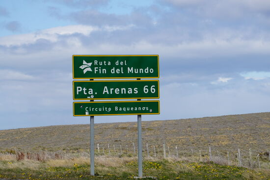 Am nächsten Morgen dann geht die Fahrt weiter Richtung Punta Arenas ca 189 km.
Wichtig jetzt nur noch die einzige Tankstelle vor Rückgabe des Autos finden!
Vollgetankt geben wir unser „el carro“ am Airport ab und sind froh das wir die knapp 2000 km ohne Panne und irgendwelchen Schwierigkeiten überstanden haben.
Schnell ein Taxi und dann rein nach Punta Arenas zur Unterkunft.