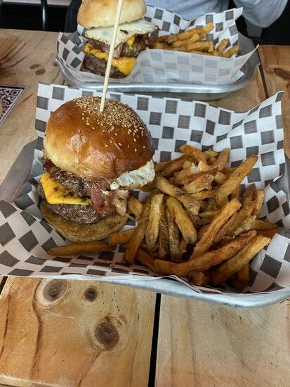 auf Burger……. endlich mal wieder was richtig schlimmes essen