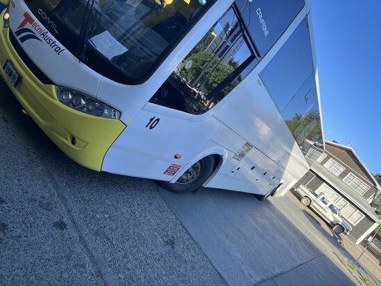 Um exakt 08:39 geht es los. Mit gerade mal 7 Passagieren an Bord fahren wir nun die nächsten 10 Stunden für umgerechnet 15€ pro Person ans Ende der Welt. Entlang am Fjörd, durch die Pampa und immer wieder unsere Wegbegleiter zur rechten und linken Seite. Auch große, kräftige Gänse(flüchten die etwa vor Weihnachten  ??? Schöne elegante Aguilas(Adler)und natürlich die imposanten, großen Anden-Kondore gleiten über uns daher. Nach ca 2,5 Stunden erreichen wir die
