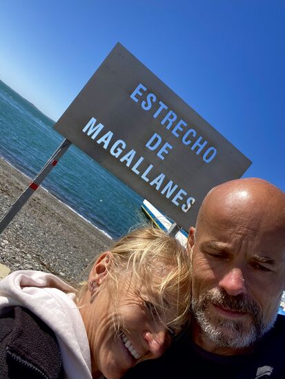 Magellanstrasse. (Estrecho de Magellanes)
Sogenannt die Meeresenge zwischen dem südamerikanischen Festland und Feuerland.Sie verbindet den atlantischen mit dem pazifischen Ozean und ist 611 km lang. Sie gehört zum chilenischen Hoheitsgebiet.
Benannt nach Ferdinand Magellan der sie bei einer Expeditionsreise entdeckte. Im Zuge seiner Erkundungen, gab er der kalten Gegend an der Nordseite den Namen „Patagonien „ Weil er aber im Süden des Nachts lauter Feuer sah, nannte er diese  Gegend
„Tierra del Fuego“ Feuerland: -)
Die Fährfahrt dauert nur 30 Minuten und wir lassen uns unser Sandwich schmecken bis es weiter geht Richtung Grenzübergang Argentinien. Nach 2 Stunden haben wir auch diese passiert und jetzt wird es wirklich Zeit mal anzukommen…..
nach ca 3 Stunden erleben wir dann schon eine ganz andere Landschaft.Viel Grün, nicht mehr so sehr hohe, schneebedeckte Berge und dann sind wir endlich am Ende der Welt in