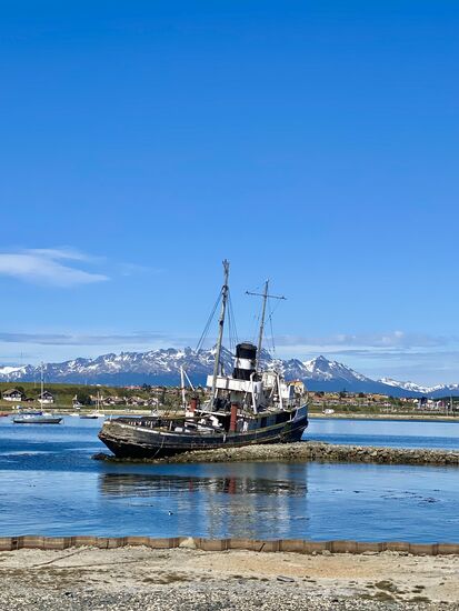 und wir haben Kaiserwetter!
Ushaia zählt zur südlichsten Stadt der Welt (die Chilenen behaupten natürlich das Gleiche von Puerto Williams auf der chilenischen Seite ca 48 km auf der anderen Seite des Beagle Kanals) Wie auch immer,für uns ist und bleibt es das Ende der Welt denn jetzt kommt nur noch die Antarktis! Man sieht hier das ein oder andere Expeditionsschiff liegen!
Ushaia hat ca 70000 Einwohner und liegt am Fuße der letzen kontinentalen Abschnitte der Anden. Übersetzt aus der einheimischen Sprache bedeutet Ushaia „Tiefe Bucht“ schön zu sehen wenn man mit einem der Boote auf dem Beagle Kanal fährt. Das steht morgen auf dem Programm.
Interessant auch noch:  Ushaia war von 1902-1947 eine  Gefängnisinsel. Durch das rauhe Klima dafür prädestiniert die besonders harten Straftäter, auch politische, hier einsitzen zu lassen. Im „Presidio“