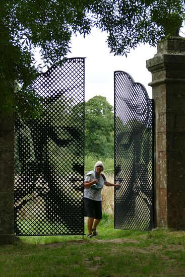 Seiteneingang zur Domaine de Kerguéhennec - von Didou gestaltet