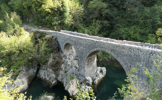 Brücke am Ende der Schlucht