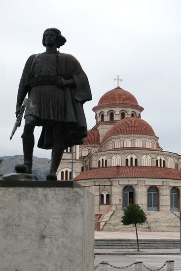 "Kämpfer für die Nation" vor der Zuckerbäcker-Kathedrale von Korçë