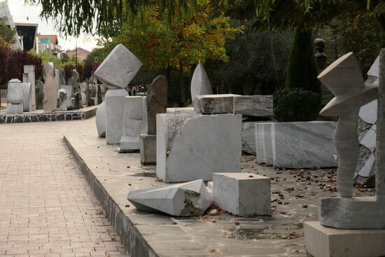 Skulpturenpark am Rinia-Park mit der Ausstrahlung eines Abstellplatzes für aussortierte Plastiken.