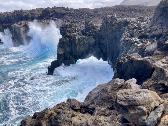 … und hier spritzt die Brandung die 20 m hohe Felswand hinauf.
