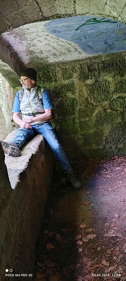 Georg im Erdloch mit Aussicht