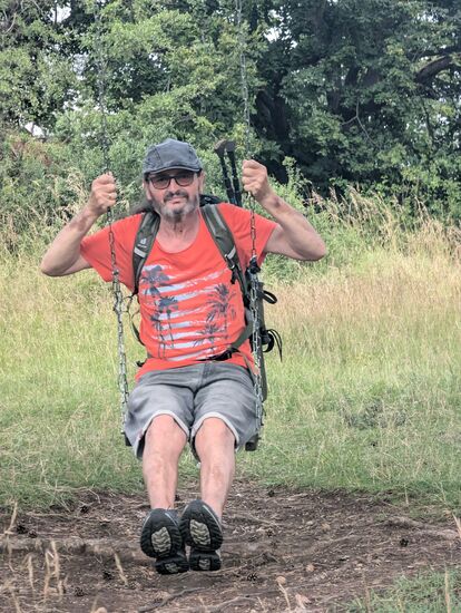 Eine Schaukel am Weg