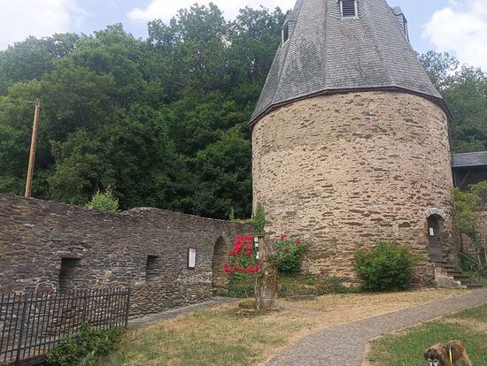Herrstein und ein Teil der alten Stadtmauer