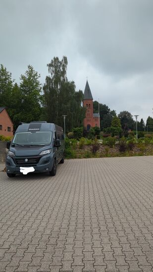 Unser erster Stellplatz, Dänemark, Äarup Sogn bei einen Minimarkt und einer Kirche