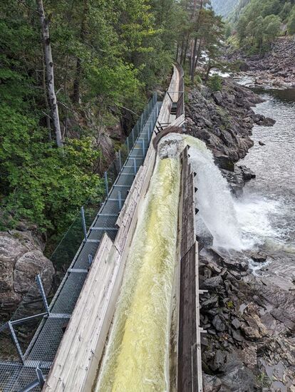 Die Tommerenna am Ende. Die Staumauer lässt das Wasser an der Seite durch und schießt mit großer Kraft durch die Rinne