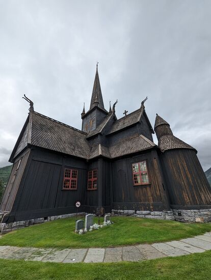 Die alte Stabkirche in Lom aus dem 12. Jahrhundert