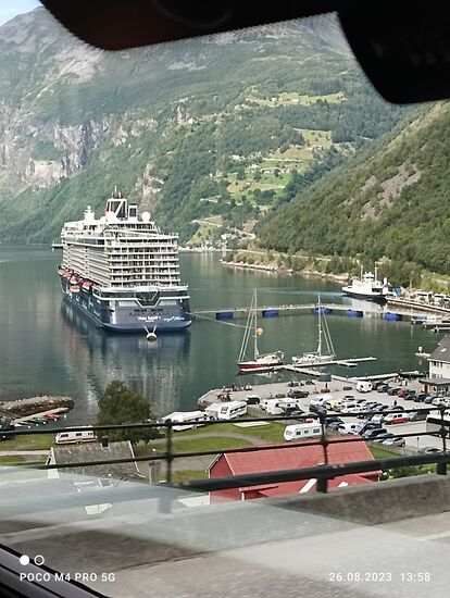 Der Geirangerfjord im Hintergrund die Adlerstraße