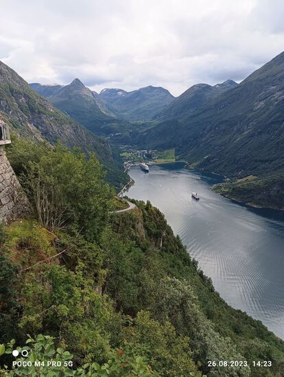 Blick vom oberen Ende der Adlerstraße in den Geirangerfjord