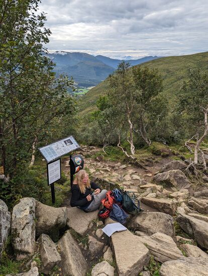 Vor der Höhle beim Eintragen ins Buch