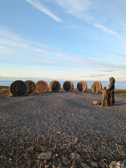 Im Juni 1988 waren sieben Kinder aus sieben Nationen für eine Woche am Nordkap. Sie erstellten zusammen das Monument " Children of the Earth" ein Symbol für Kooperation, Hoffnung, Freundschaft und Freude