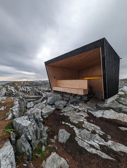Eine Beobachtungsstationen für Vögel und Blick auf die Barentsee. Sehr schön gemacht.