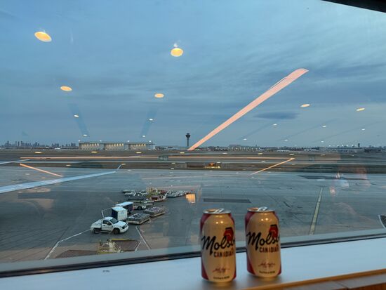 Warten am Flughafen Toronto Pearson.