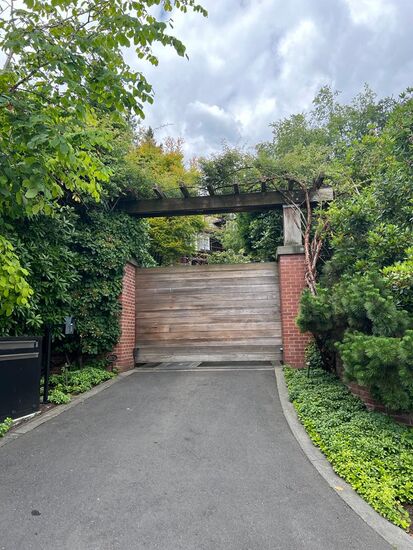 Ehemaliges Haus von Kurt Cobain
Man sieht aber gar nichts... Überall nur hohe Büsche, Bäume und ein Tor.