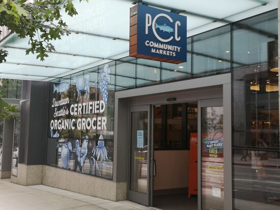 Spitzenmäßiger Supermarkt!!! Es gibt eine tolle Auswahl an frischem Obst, Gemüse, Fleisch, Fisch, Backwaren. Man kann sich auch Müsli selbst zusammenstellen. Außerdem gibt es eine große Auswahl an warmen Speisen, die man sich an einer Theke abpacken lassen kann sowie eine vielseitige Salatbar. Der Supermarkt hat auch einen Bereich, in dem man sitzen und seine Speisen bzw. Einkäufe verzehren kann.