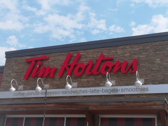 Tim Hortons ist eine kanadische Schnellrestaurantkette. Dort gab es für uns einen Cappuccino und einen Apple Fritter (Apfelgebäck)