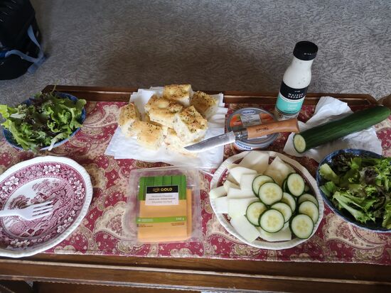 Zum Abendessen machten wir uns Brot und Salat. Gut, dass wir das Opinel-Messer immer dabei haben 