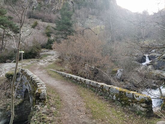 Abbildung 6: Der Fluss Madriu und eine Brücke darüber